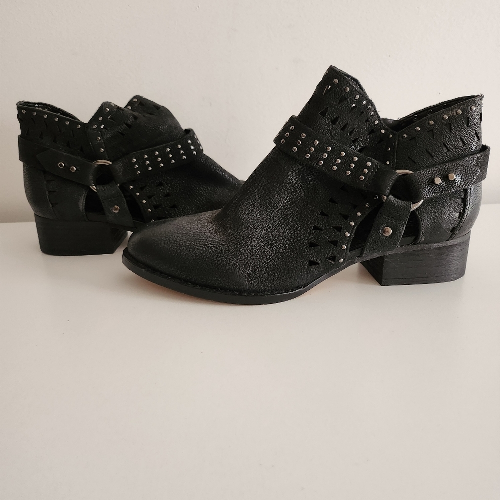 Vince Camuto Black Calley Studded Ankle Booties Size 7M NWOT